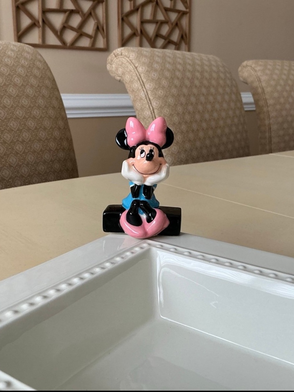Sitting Minnie Mouse Platter Decoration
